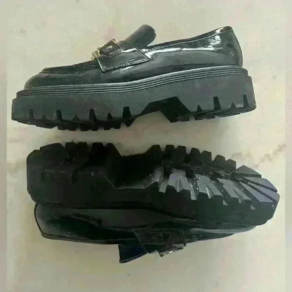 Guess black patent leather lug sole loafers with gold tone G link chain W size 8 - Picture 3 of 8